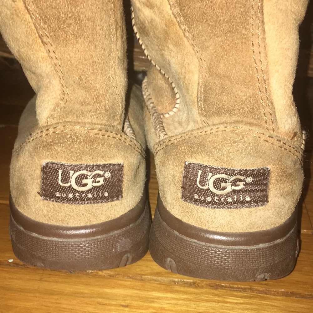 UGGS - Picture 2 of 4